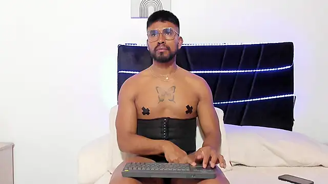 Taylormaccurdy  online show from November 15, 2025, 3:05 pm