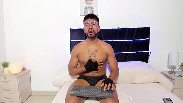 Taylormaccurdy  online show from November 6, 2025, 3:16 pm