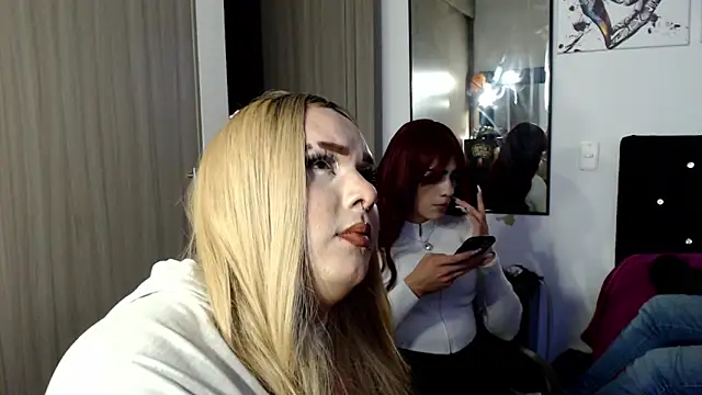 Snapshot of Redvelvett22 chatting on November 11, 2025, 4:40 am Redvelvett22 online show from November 11, 2025, 4:40 am