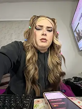 Snapshot of Redvelvett22 chatting on October 31, 2025, 7:16 am Redvelvett22 online show from October 31, 2025, 7:16 am