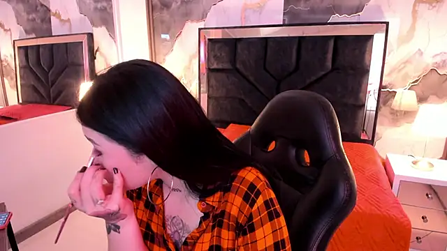 SusanVilla online show from November 19, 2025, 7:36 pm