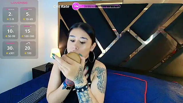 SusanVilla online show from November 25, 2025, 2:39 pm