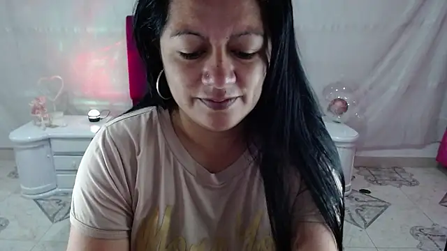 Snapshot of SaharaJohson chatting on November 12, 2025, 7:01 am SaharaJohson online show from November 12, 2025, 7:01 am