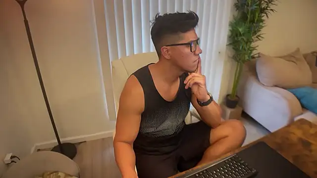 Snapshot of austinfxxx chatting on October 9, 2025, 7:03 pm austinfxxx online show from October 9, 2025, 7:03 pm