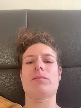 GoldenPussy1329 online show from April 5, 2026, 5:19 pm