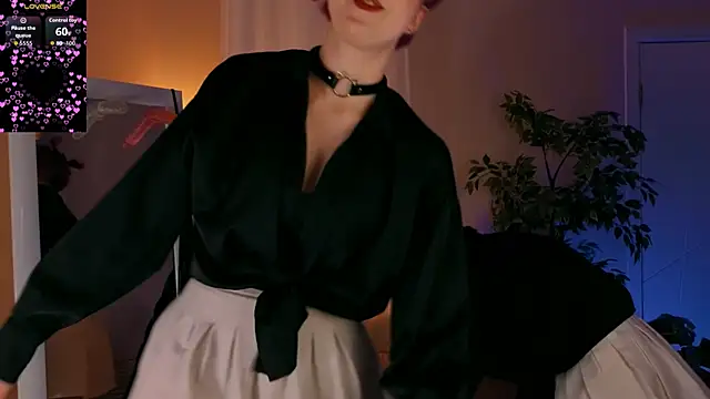 luna son online show from October 6, 2025, 9:48 pm