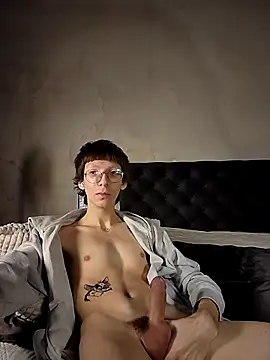 Snapshot of TommieHi chatting on October 4, 2025, 12:28 pm TommieHi online show from October 4, 2025, 12:28 pm