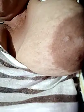 Hotmommax online show from November 20, 2025, 7:14 pm