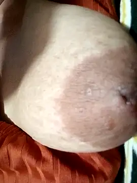 Hotmommax online show from October 9, 2025, 5:24 pm