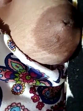 Hotmommax online show from December 5, 2025, 7:23 pm