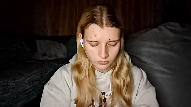 LynteriLain online show from October 19, 2025, 8:11 pm