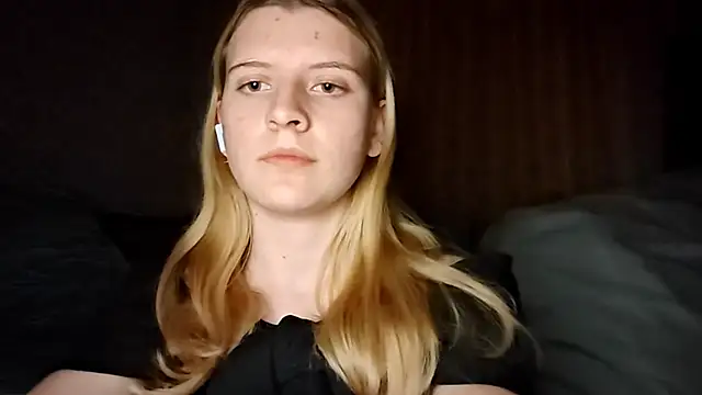 LynteriLain online show from October 15, 2025, 9:01 pm