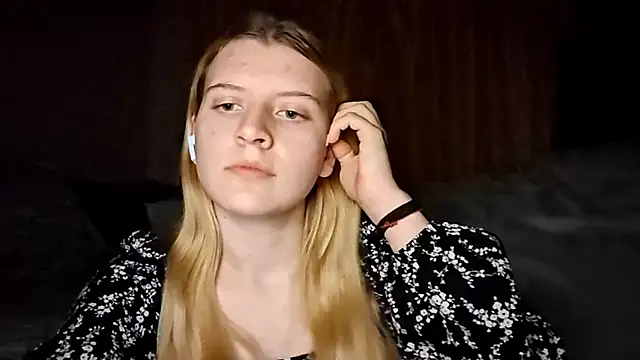 LynteriLain online show from October 16, 2025, 8:28 pm