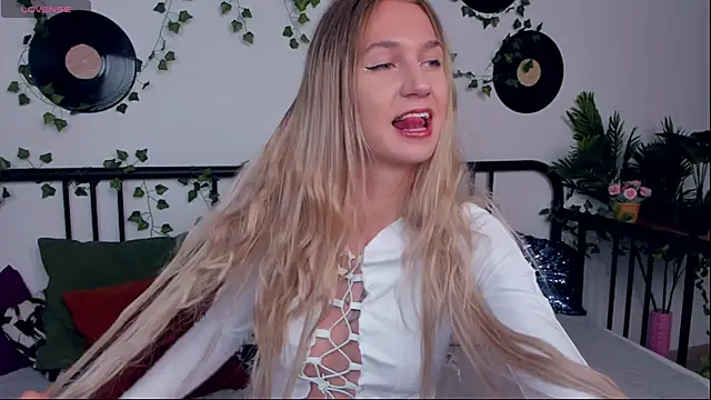 Snapshot of SerenaCrystall chatting on October 2, 2025, 10:51 am SerenaCrystall online show from October 2, 2025, 10:51 am