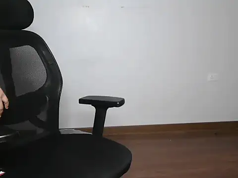 mooonlightbaby online show from March 13, 2026, 3:39 pm