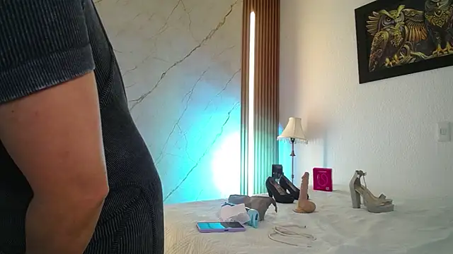 chloe  Jones  online show from February 5, 2026, 12:45 pm