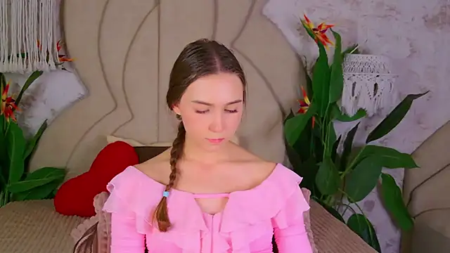 OliviaLay online show from November 18, 2025, 5:27 pm