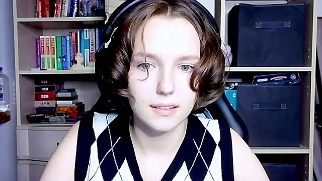 Snapshot of Diana-back chatting on October 3, 2025, 4:30 pm Diana-back online show from October 3, 2025, 4:30 pm