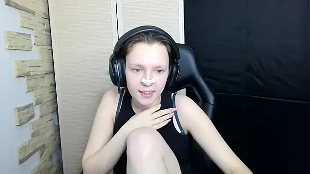 Snapshot of Diana-back chatting on November 16, 2025, 12:21 pm Diana-back online show from November 16, 2025, 12:21 pm