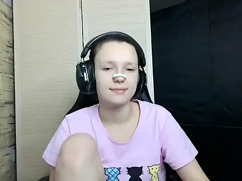 Snapshot of Diana-back chatting on November 15, 2025, 1:26 pm Diana-back online show from November 15, 2025, 1:26 pm