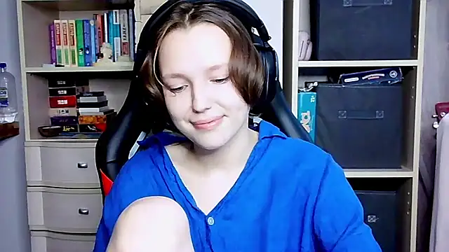 Snapshot of Diana-back chatting on October 12, 2025, 7:43 am Diana-back online show from October 12, 2025, 7:43 am