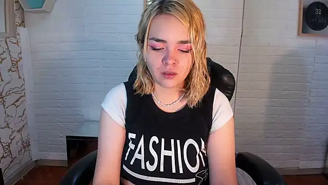 Snapshot of Eily_Blunts chatting on November 6, 2025, 12:53 pm Eily Blunts online show from November 6, 2025, 12:53 pm