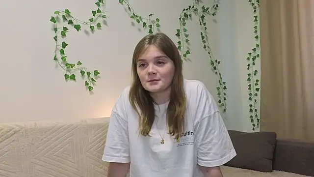 Snapshot of AddieRozo chatting on October 9, 2025, 7:42 am AddieRozo online show from October 9, 2025, 7:42 am