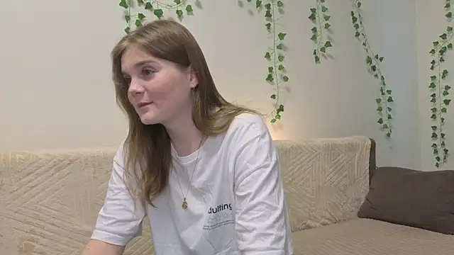 Snapshot of AddieRozo chatting on October 8, 2025, 7:21 am AddieRozo online show from October 8, 2025, 7:21 am