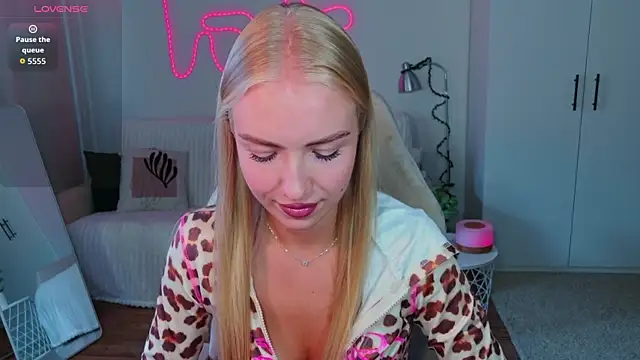 TessaGrays online show from July 31, 2026, 2:26 pm