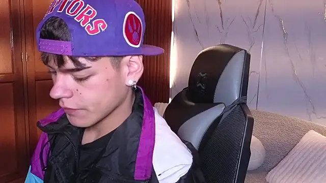 Snapshot of kevienmiet chatting on October 15, 2025, 12:24 pm kevienmiet online show from October 15, 2025, 12:24 pm