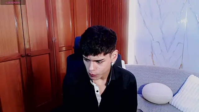 Snapshot of kevienmiet chatting on October 31, 2025, 1:30 pm kevienmiet online show from October 31, 2025, 1:30 pm