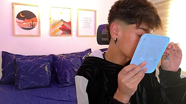 Snapshot of kevienmiet chatting on October 19, 2025, 12:08 pm kevienmiet online show from October 19, 2025, 12:08 pm