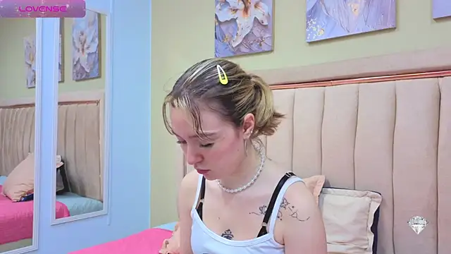 Snapshot of Lucia_Copper chatting on October 26, 2025, 12:38 pm Lucia Copper online show from October 26, 2025, 12:38 pm