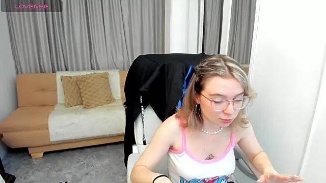 Snapshot of Lucia_Copper chatting on October 1, 2025, 12:20 pm Lucia Copper online show from October 1, 2025, 12:20 pm