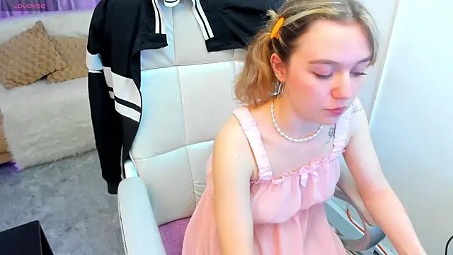 Snapshot of Lucia_Copper chatting on November 1, 2025, 3:39 pm Lucia Copper online show from November 1, 2025, 3:39 pm