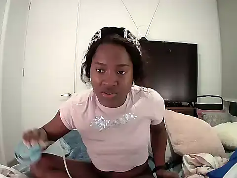 Snapshot of Bren033 chatting on October 6, 2025, 12:45 am Bren033 online show from October 6, 2025, 12:45 am