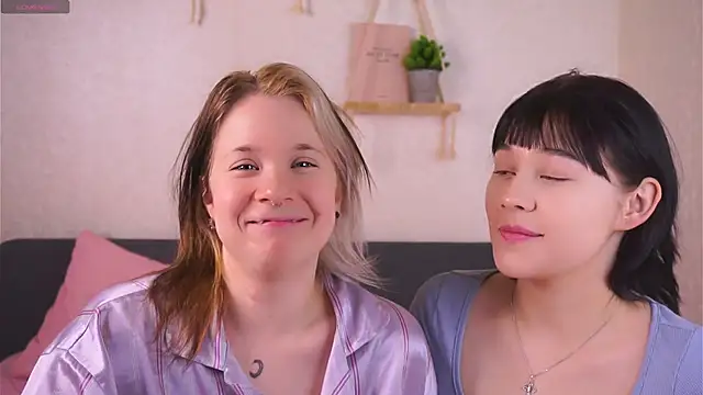 EviaVanveen online show from November 21, 2025, 8:02 am