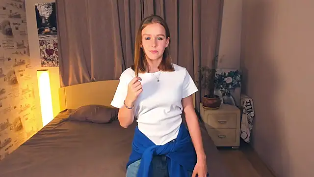 Snapshot of TienKnous chatting on October 14, 2025, 5:35 pm TienKnous online show from October 14, 2025, 5:35 pm