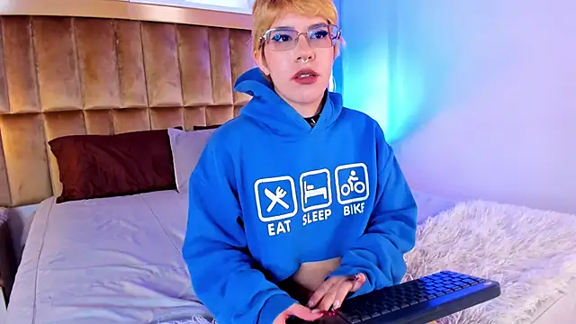 SamyShark online show from October 10, 2025, 1:01 pm