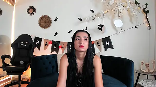 cloe taylor   online show from October 12, 2025, 3:30 am