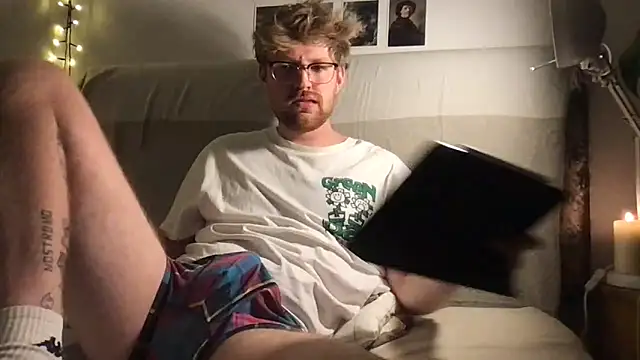 Snapshot of Angus80085 chatting on November 13, 2025, 9:40 pm Angus80085 online show from November 13, 2025, 9:40 pm