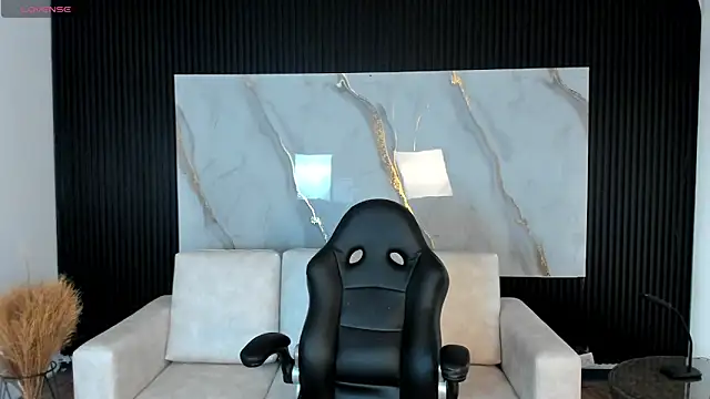 VenusCooper online show from November 5, 2025, 7:50 pm