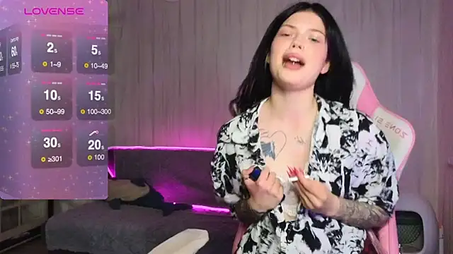 Kimi-Roxy online show from October 6, 2025, 5:24 pm