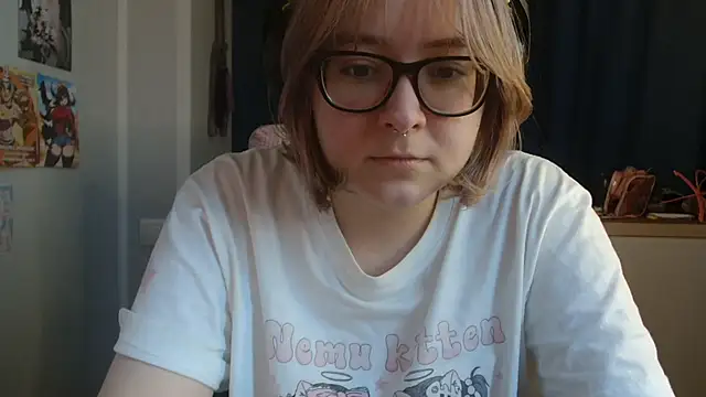 Snapshot of LolaWEI chatting on October 20, 2025, 7:42 am LolaWEI online show from October 20, 2025, 7:42 am