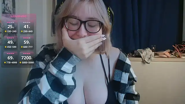 Snapshot of LolaWEI chatting on October 24, 2025, 7:18 am LolaWEI online show from October 24, 2025, 7:18 am