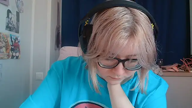 Snapshot of LolaWEI chatting on October 27, 2025, 7:09 am LolaWEI online show from October 27, 2025, 7:09 am