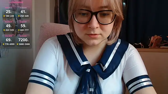 Snapshot of LolaWEI chatting on October 15, 2025, 7:27 am LolaWEI online show from October 15, 2025, 7:27 am