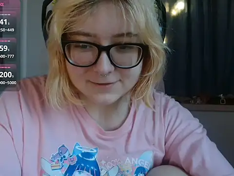 Snapshot of LolaWEI chatting on October 10, 2025, 7:20 am LolaWEI online show from October 10, 2025, 7:20 am