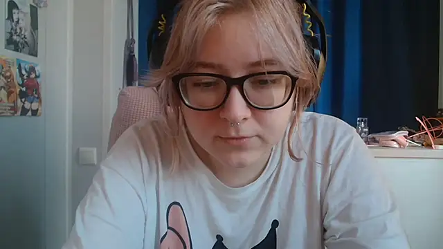 Snapshot of LolaWEI chatting on October 30, 2025, 7:28 am LolaWEI online show from October 30, 2025, 7:28 am