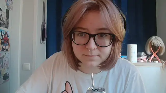 Snapshot of LolaWEI chatting on November 11, 2025, 7:25 am LolaWEI online show from November 11, 2025, 7:25 am